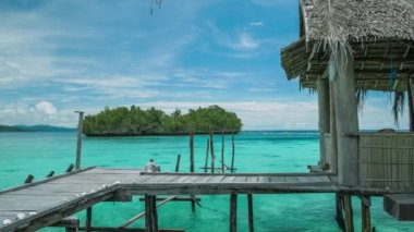 Homstay güzel mavi lagoone ve arka planda bazı ada kulübede. Kordiris Homestay Gam Adası, Batı Papua, Raja Ampat, Endonezya.
