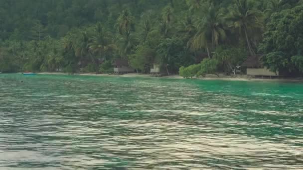 Pioggia Tropicale Sulle Capanne Bambù Famiglia Sulla Spiaggia Gam Island — Video Stock
