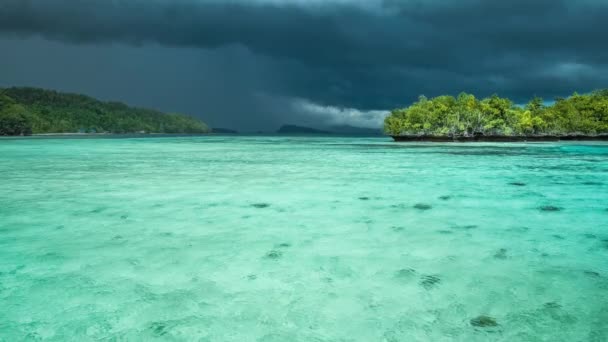 Schöne Blaue Lagune Mit Reinem Klarem Wasser Kurz Vor Gewitterbeginn — Stockvideo