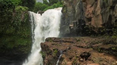 Ubud Bali yakınındaki Tegenungan şelale. Şelale isabet su yüzeyi. Bali ziyaret için en iyi yerlerden biri.