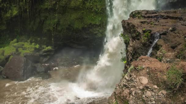 Водопад Тегенунган Возле Убуд Бали Водопад Ударяет Поверхности Воды Одно — стоковое видео