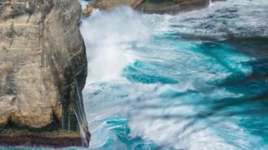 Güzel dev bir kaya Atuh Beach, Nusa Penida, Bali - Endonezya isabet dalga