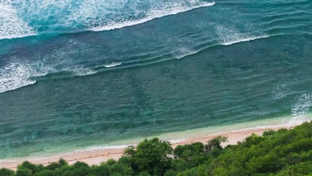 Nunggalan ビーチ ウルワツ インドネシアに つずつに転がっている波のトップビュー視点 — ストック動画