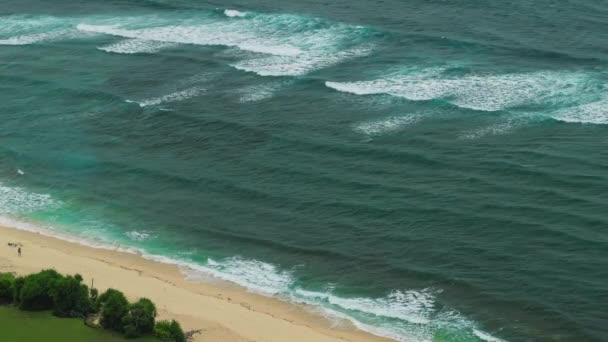 Nunggalan ビーチ ウルワツ インドネシアの波を移動します Incognizable 観光は歩く砂浜 — ストック動画