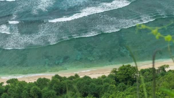 Felülnézet Szempontjából Hullámok Gördülő Egy Egy Nunggalan Beach Uluwatu Bali — Stock videók