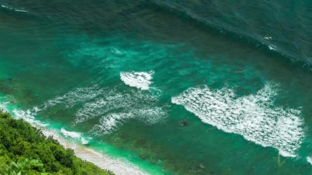 Flygfoto Vågor Rullande Efter Till Nunggalan Beach Nära Uluwatu Bali — Stockvideo