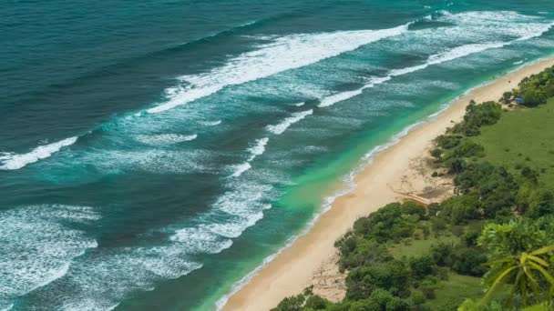 Onde Lunghe Che Muovono Una Una Sulla Solitaria Spiaggia Nunggalan — Video Stock