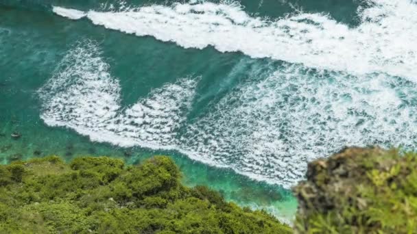 Ovanifrån Vågorna Som Rullar Taget Till Den Nunggalan Beach Uluwatu — Stockvideo