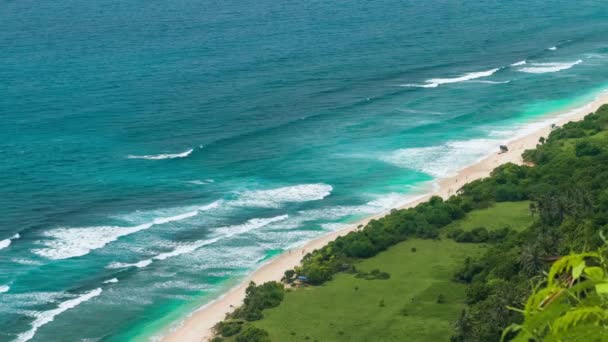 Tourists Arriving Lonely Sandy Nunggalan Beach Neasr Uluwatu Bali Indonesia — Stock Video