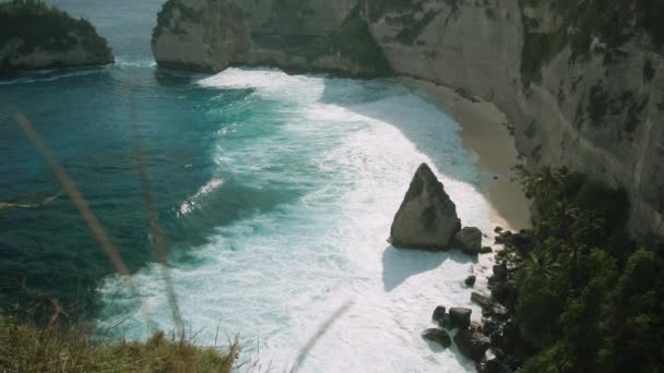 Roca Océano Con Hermosas Palmeras Detrás Playa Atuh Isla Nusa — Vídeos de Stock