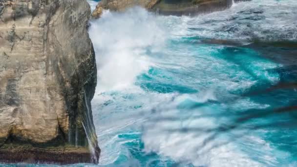 美丽的巨浪打石头的 Atuh Nusa Penida 巴厘岛 印度尼西亚 — 图库视频影像