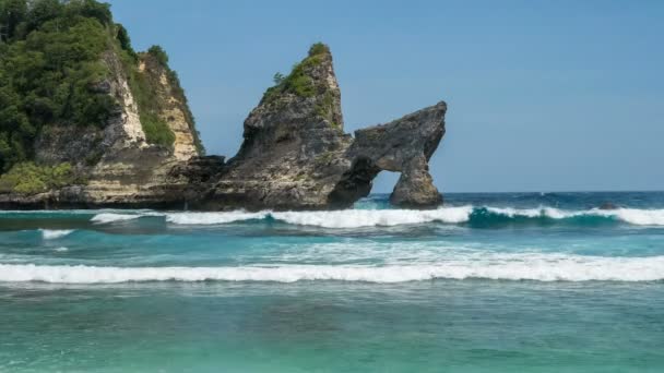 Ogromna Fala Hit Stick Rock Oceanu Przy Plaży Atuh Pianka — Wideo stockowe