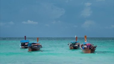 Mavi dalgalar, ufukta, Koh Lipe Tayland beyaz yelkenli tekne sallanan dört uzun kuyruklu tekne.