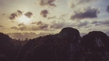 Timelapse Dağların tepesindeki Krabi şehrinin güzel manzarası, Akşam ki Kaplan Mağarası