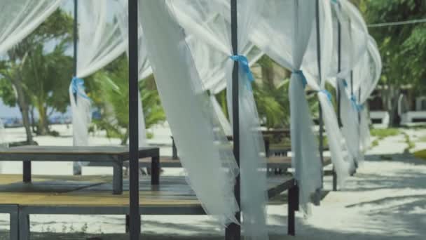 Plaj Yatağı Beyaz Kumlar Üzerinde Palmiye Ağaçları Arasında Tam Güneş — Stok video