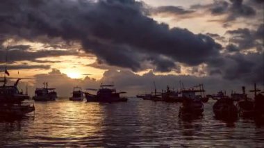 Deniz manzarası balıkçı teknesi Koh Tao Beach Timelaps ışık günbatımı zamanı, birçok bulutlar hareket, Tayland sıcak