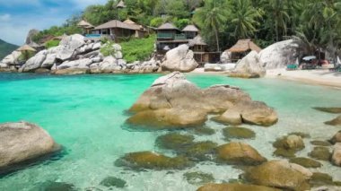 Granit taşlar ve lüks tropik ada, Koh tao, Tayland egzotik plajda palmiye ağaçları ile mavi defne.