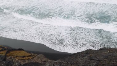 Santo Antao volkanik kıyı şeridi ve Atlantik Okyanusu. Güçlü dalgalar kayalık kıyılara doğru akıyor. 4K video. Ponta do Sol 'dan Pombas' a, Paul Vadisi 'ne kadar bir yolculuk. Cape Verde.