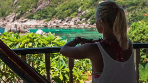 Menina Sentada Rede Terraço Mostrando Com Mão Amaing Tanote Bay — Vídeo de Stock