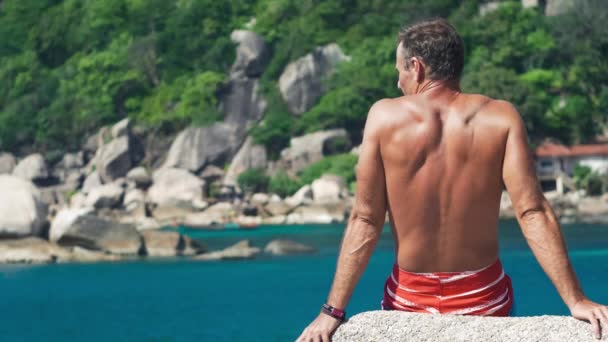 Gebräunte Männer Entspannen Sich Auf Stein Vor Der Tanote Bucht — Stockvideo