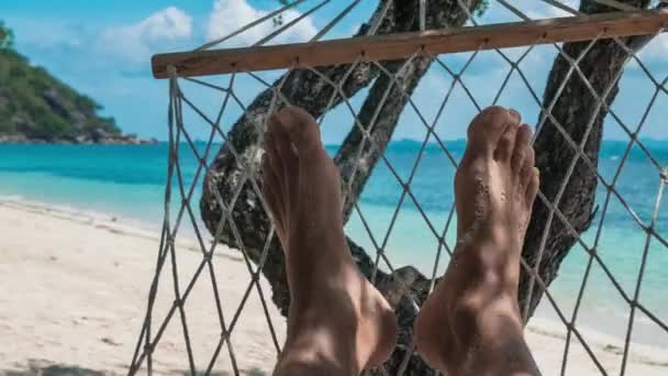 Гойдається Голий Чоловік Ноги Гамаку Відпочинку Перед Білим Піщаним Пляжем — стокове відео