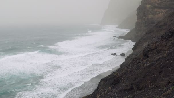 Вулканическое Побережье Санто Антао Атлантический Океан Мощные Волны Катятся Скалистому — стоковое видео