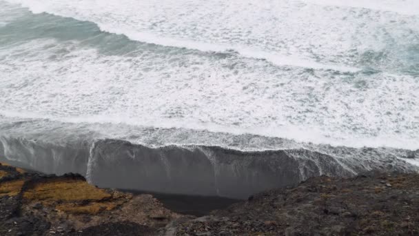 Вулканическое Побережье Санто Антао Атлантический Океан Мощные Волны Катятся Скалистому — стоковое видео