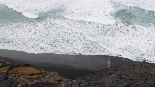 Onde Potenti Rotolano Nella Costa Vulcanica Rocciosa Spiaggia Sabbia Nera — Video Stock