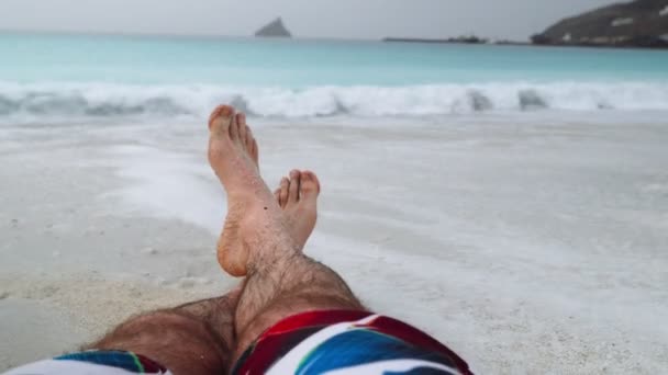 Mans Piedi Sulla Spiaggia Sabbia Concetto Vacanza Relax Sfondo Vacanze — Video Stock
