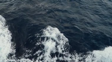Denizdeki yolcu gemisinden yavaş çekim görüntüsü. 4K 'da vuruldu..