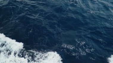 Denizdeki yolcu gemisinden yavaş çekim görüntüsü. 4K 'da vuruldu..