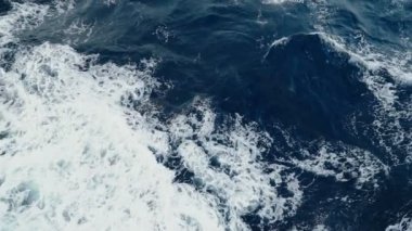 Denizdeki yolcu gemisinden yavaş çekim görüntüsü. 4K 'da vuruldu..