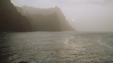 Gün batımına kadar devasa uçurumların muhteşem silueti tozun içinde. Santo Antao Atlantik Okyanusu 'ndaki resimli kıyı şeridi. 4k video kaydı.
