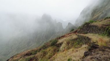 Dağ zirvelerinin kenarlarından sis akıyor. Xo-Xo Vadisi 'ndeki inanılmaz dağ manzarası. Santo Antao Adası, Cape Verde Cabo Verde 4k video.