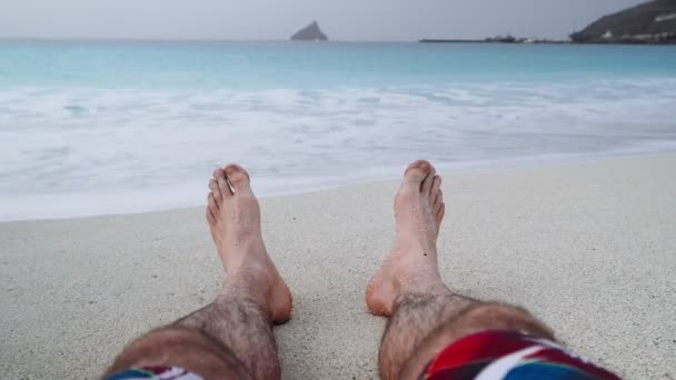 Mans Voeten Zandstrand Vakantie Ontspanning Concept Strand Vakantie Achtergrond Video — Stockvideo