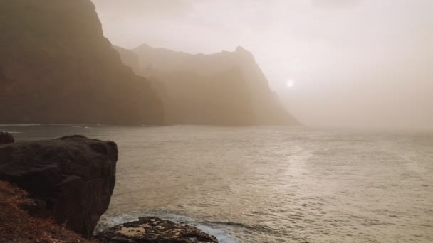 在落日的余晖中 陡峭的悬崖峭壁呈现出惊人的轮廓 在大西洋上的圣安涛风景如画的海岸线 4K视频镜头 — 图库视频影像