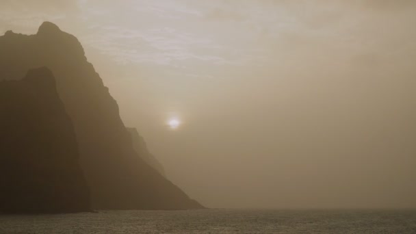 Increíble Silueta Enormes Acantilados Atardecer Polvo Santo Antao Pintoresca Costa — Vídeos de Stock