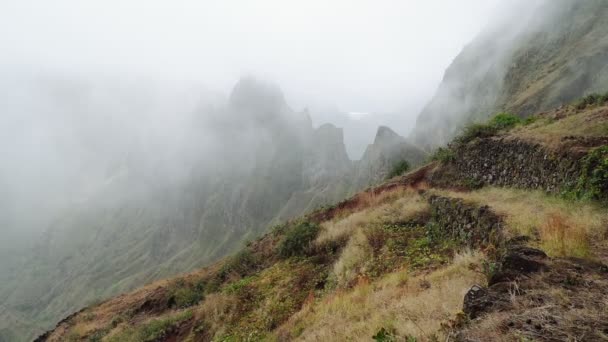 Fog Flowing Edges Mountain Peaks Amazing Mountain Scenery Valley Santo — Stock Video
