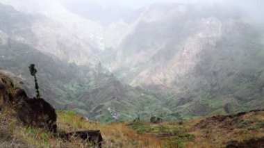 Santo Antao Adası 'ndaki dağların ve vadilerin görkemli manzarası. Tepe yamaçlarındaki güzel tarlalar. Muhteşem Cabo Verde doğa manzaraları. 4k video.