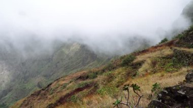 Santo Antao Adası 'ndaki dağların ve vadilerin görkemli manzarası. Tepe yamaçlarındaki güzel tarlalar. Muhteşem Cabo Verde doğa manzaraları. 4k video.