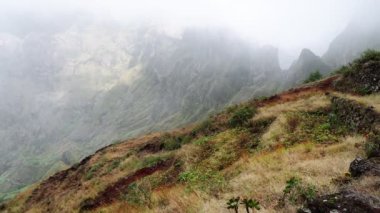 Santo Antao Adası 'ndaki dağların ve vadilerin görkemli manzarası. Tepe yamaçlarındaki güzel tarlalar. Muhteşem Cabo Verde doğa manzaraları. 4k video.