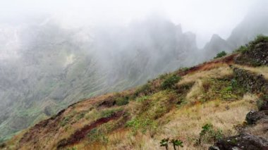 Santo Antao Adası 'ndaki dağların ve vadilerin görkemli manzarası. Tepe yamaçlarındaki güzel tarlalar. Muhteşem Cabo Verde doğa manzaraları. 4k video.