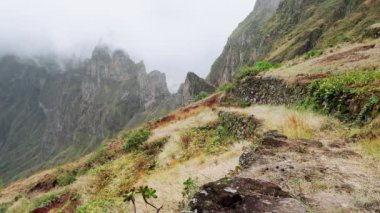 Santo Antao Adası 'ndaki dağların ve vadilerin görkemli manzarası. Tepe yamaçlarındaki güzel tarlalar. Muhteşem Cabo Verde doğa manzaraları. 4k video.