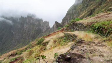 Santo Antao Adası 'ndaki dağların ve vadilerin görkemli manzarası. Tepe yamaçlarındaki güzel tarlalar. Muhteşem Cabo Verde doğa manzaraları. 4k video.