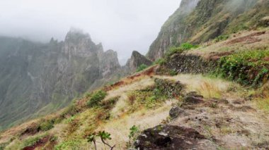 Santo Antao Adası 'ndaki dağların ve vadilerin görkemli manzarası. Tepe yamaçlarındaki güzel tarlalar. Muhteşem Cabo Verde doğa manzaraları. 4k video.