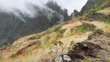 Dağ zirvelerinin kenarlarından sis akıyor. Xo-Xo Vadisi 'ndeki inanılmaz dağ manzarası. Santo Antao Adası, Cape Verde Cabo Verde 4k video.