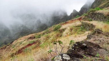 Santo Antao Adası 'ndaki dağların ve vadilerin görkemli manzarası. Tepe yamaçlarındaki güzel tarlalar. Muhteşem Cabo Verde doğa manzaraları. 4k video.