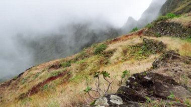 Santo Antao Adası 'ndaki dağların ve vadilerin görkemli manzarası. Tepe yamaçlarındaki güzel tarlalar. Muhteşem Cabo Verde doğa manzaraları. 4k video.