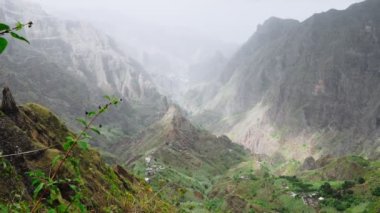 Dağ sırtının çarpıcı manzarası. Santo Antao Adası Cape Verde 'deki Verdant Xo-Xo vadisi. 4k video.