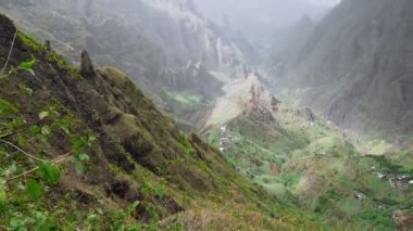 Dağ sırtının çarpıcı manzarası. Santo Antao Adası Cape Verde 'deki Verdant Xo-Xo vadisi. 4k video.